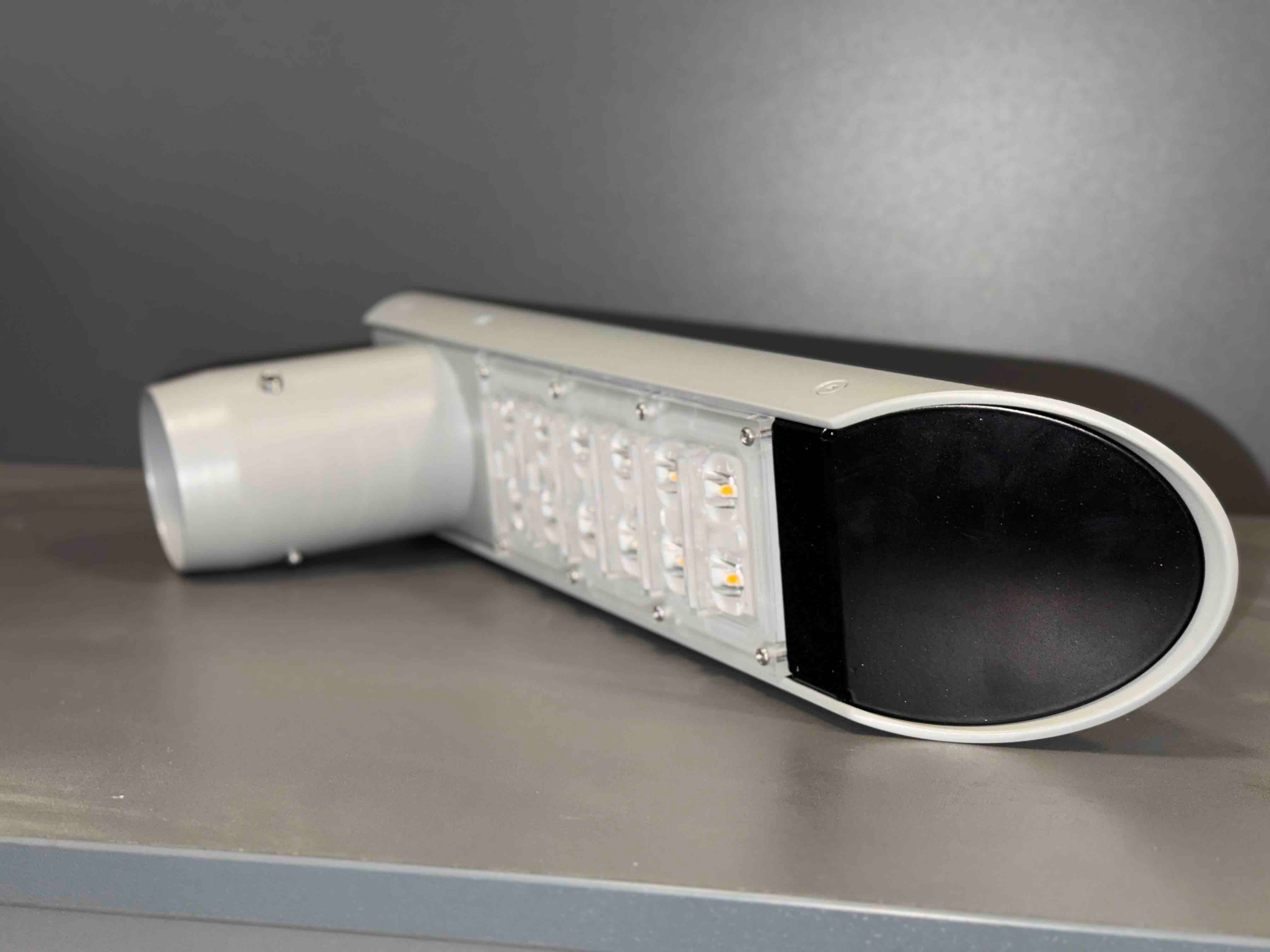 WIND LED Светлинна ефективност 12-36W 135-165 lm/W 3000K/4000K/5000K